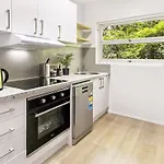 Charming 2-Bed Near River & City