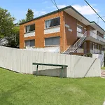 Charming 2-Bed Near River & City