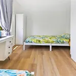 Charming 2-Bed Near River & City